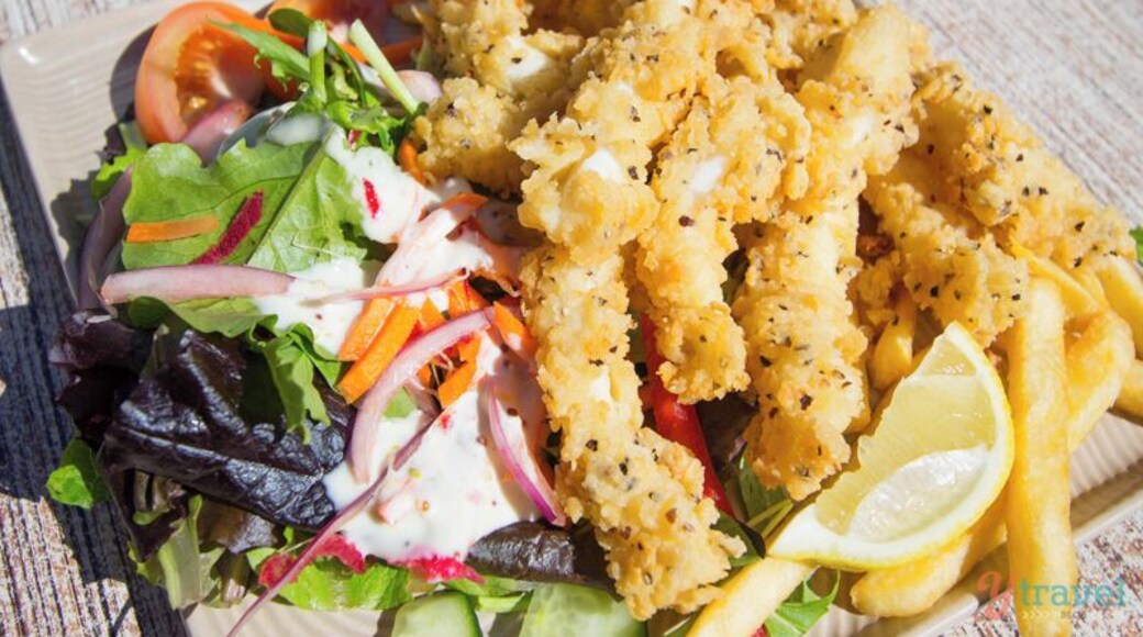 Food is decently priced and typical pub grub with big and tasty servings – possibly the best salt & pepper squid we’ve ever had. Combine it with one of the live music or frog racing evenings. Oh, and there’s a swimming pool for those hot muggy days.
