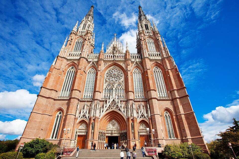 En stor gotisk katedral med to tårne og et rosenvindue.