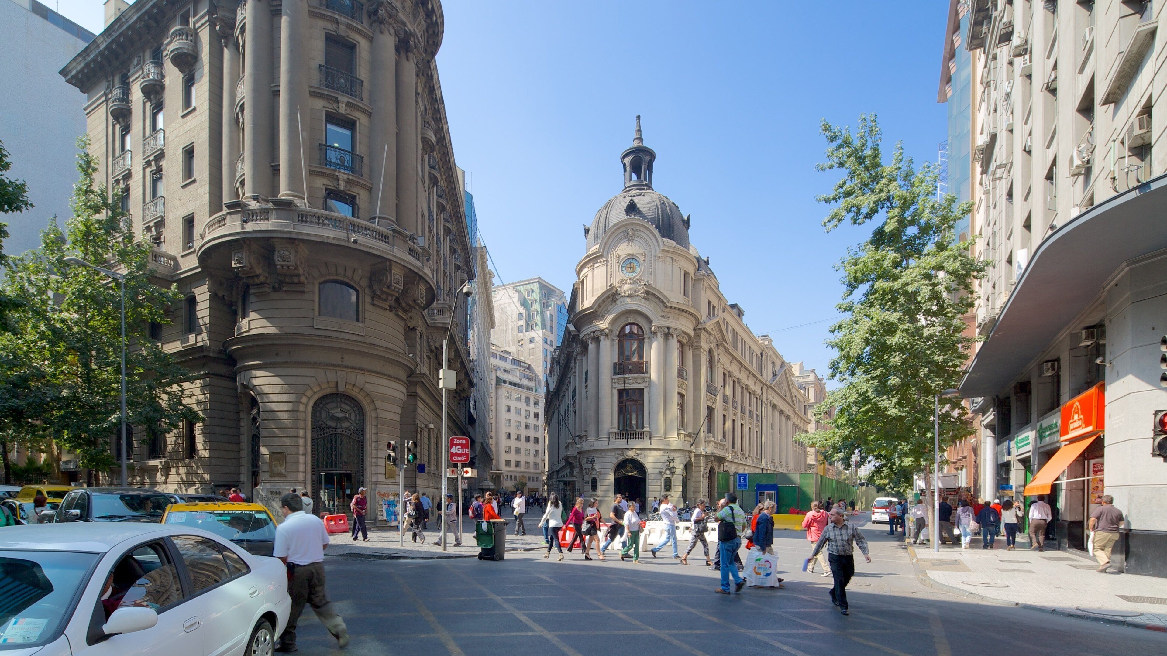 Région métropolitaine de Santiago mettant en vedette scènes de rue aussi bien que important groupe de personnes