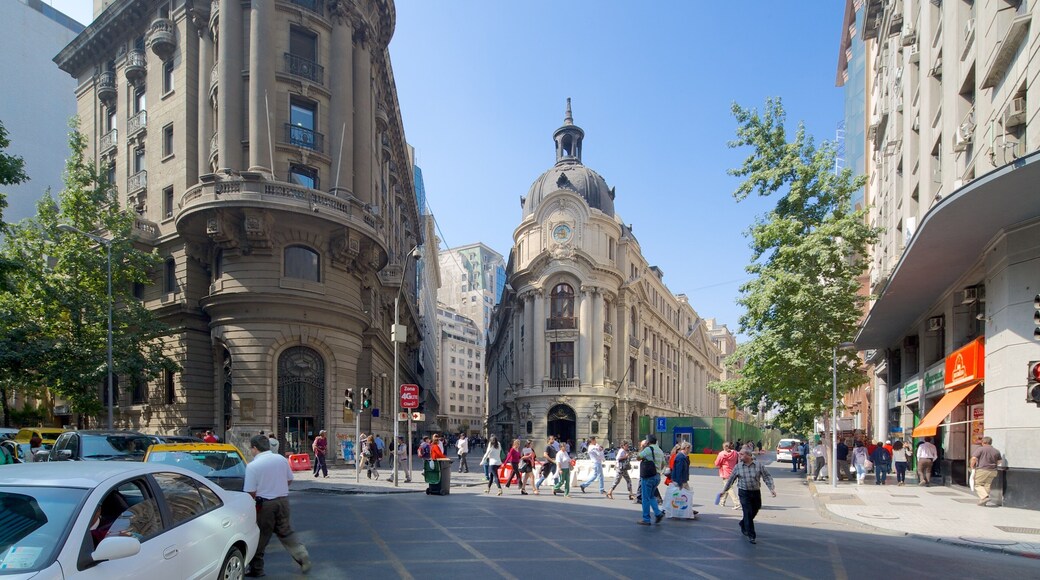 Région métropolitaine de Santiago mettant en vedette scènes de rue aussi bien que important groupe de personnes