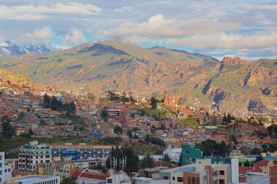 Uma cidade situada num vale, com montanhas ao fundo.