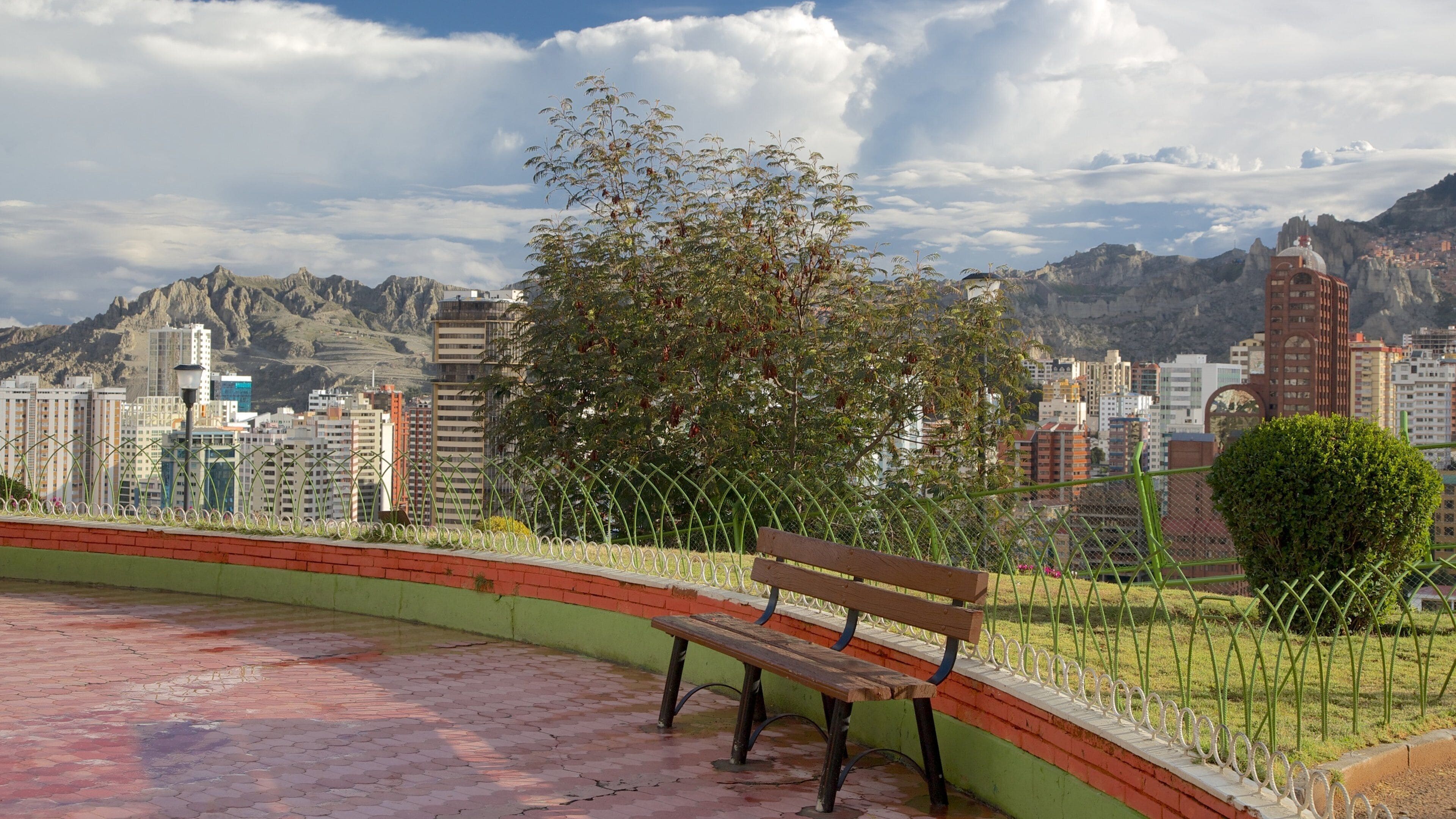 Mirador Laikakota showing a city