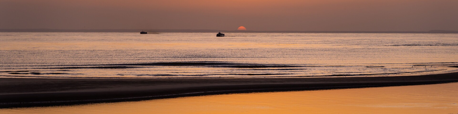 photo of the sunset at Espigão Costeiro da Ponta d'Areia in São Luis do Maranhão in Brazil