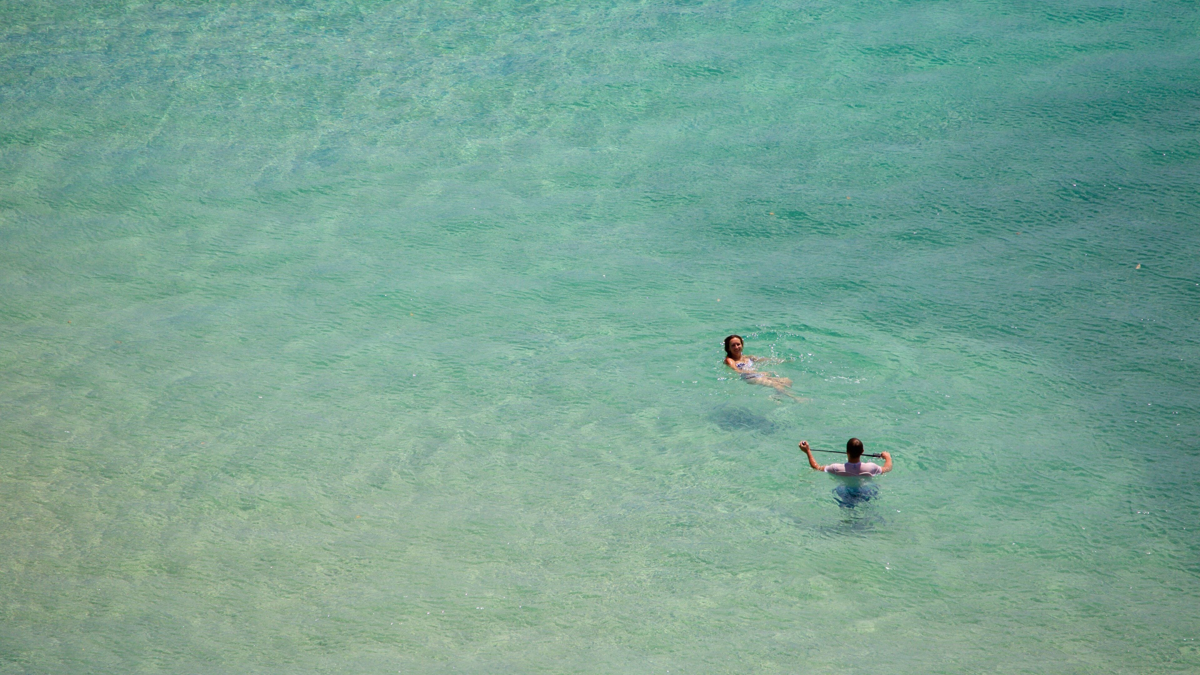 サンチョ ビーチ どの含み スイミング と 海岸線の眺め 及び カップル