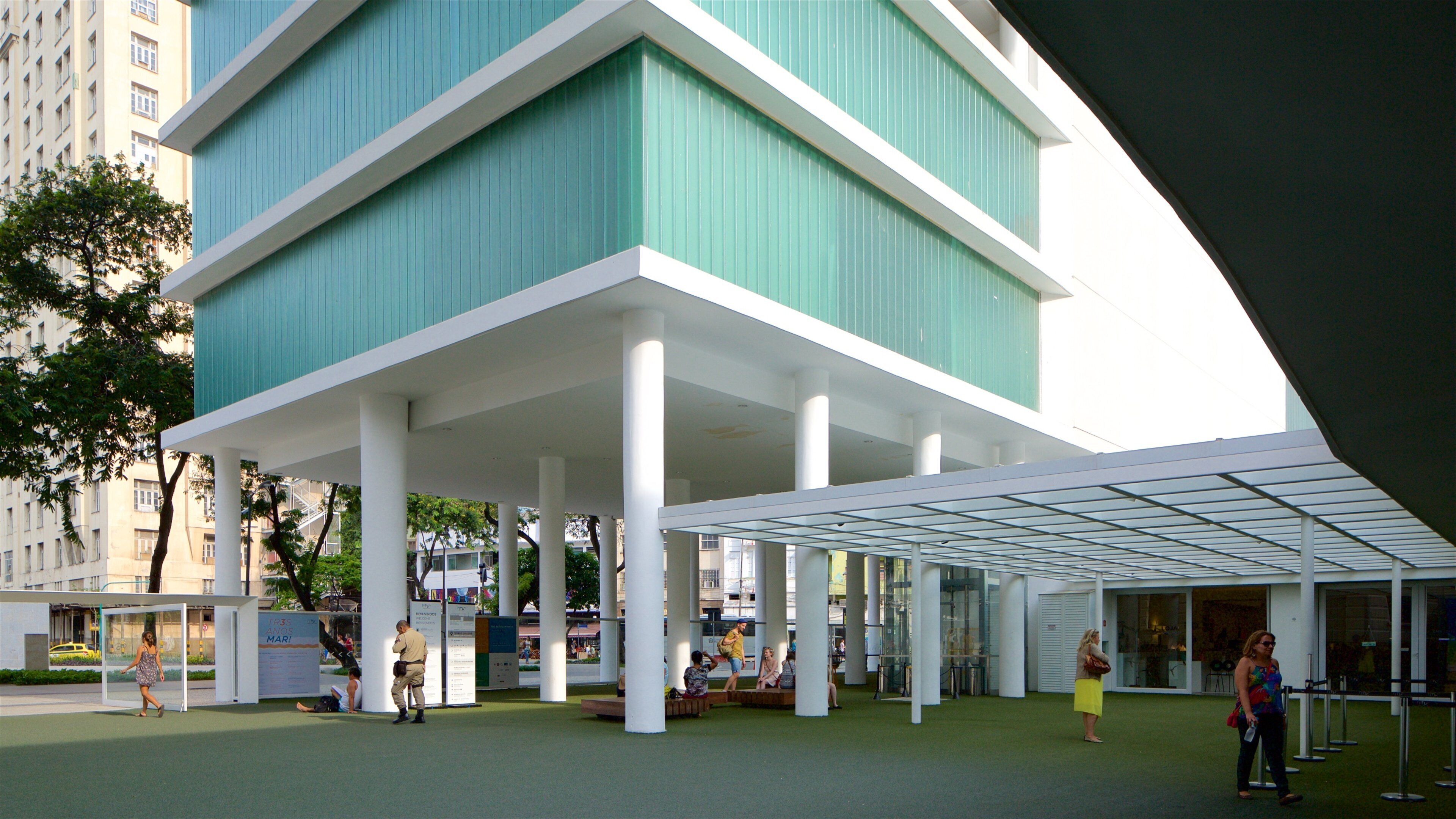 Rio de Janeiro which includes street scenes and modern architecture