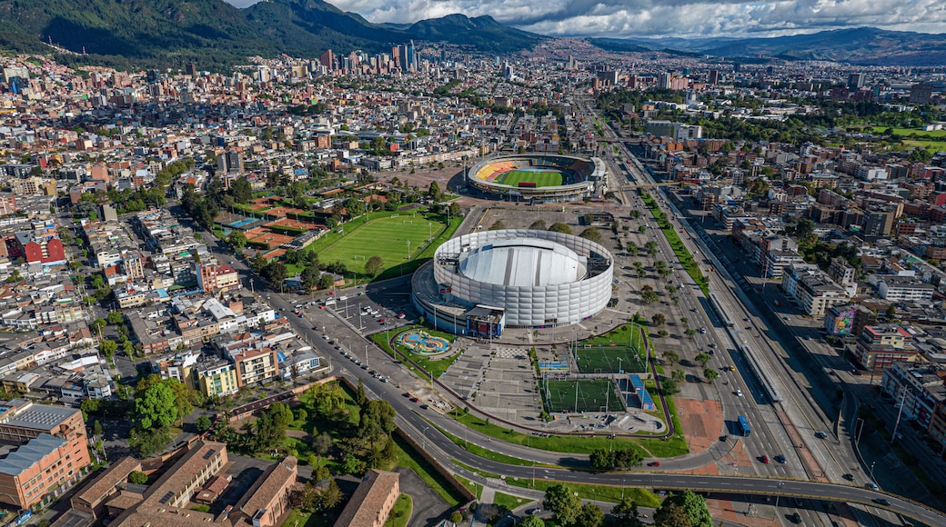 Carrera 30 de la ciudad de Bogotá ( Colombia), donde se puede visualizar el movistar arena y el estadio el campin y el lago del parque de los novios en primer plano y al fondo el centro de la ciudad.