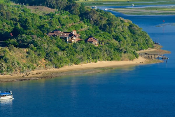 Knysna Lagoon mit einem allgemeine KĂŒstenansicht, Bootfahren und Sandstrand