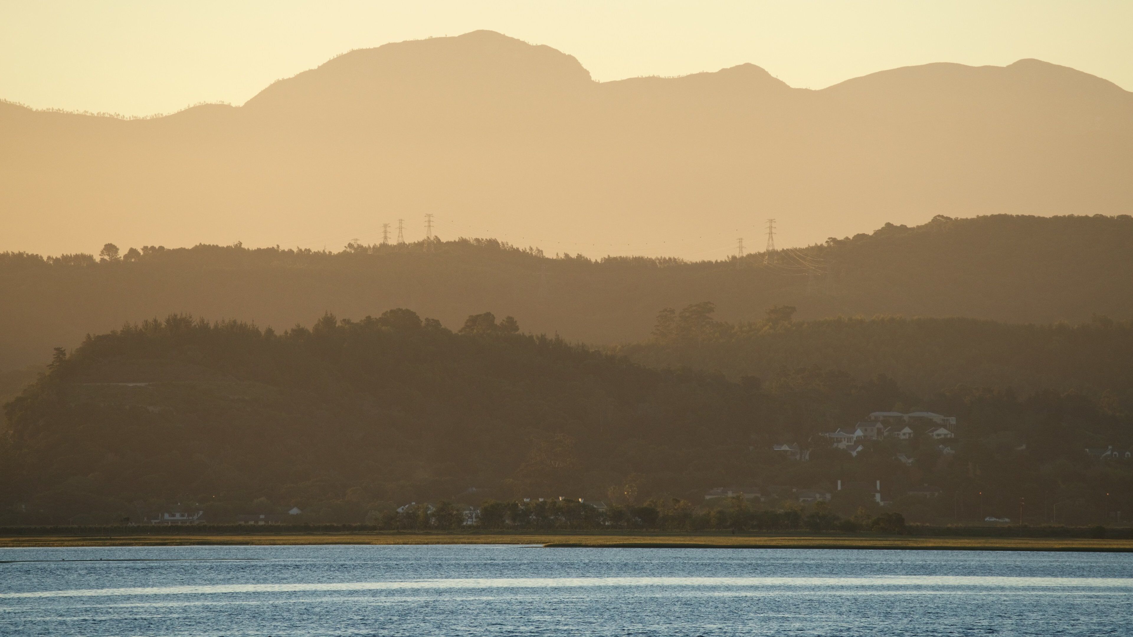 Knysna og byder på en solnedgang, en kystby og udsigt over landskaber