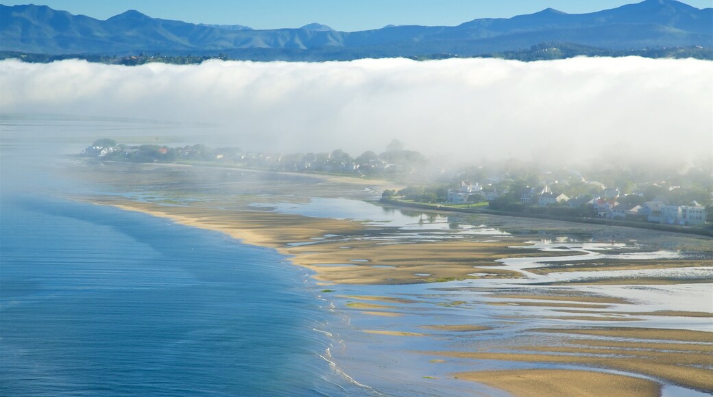 Knysna qui includes vues littorales, plage de sable et brume ou brouillard