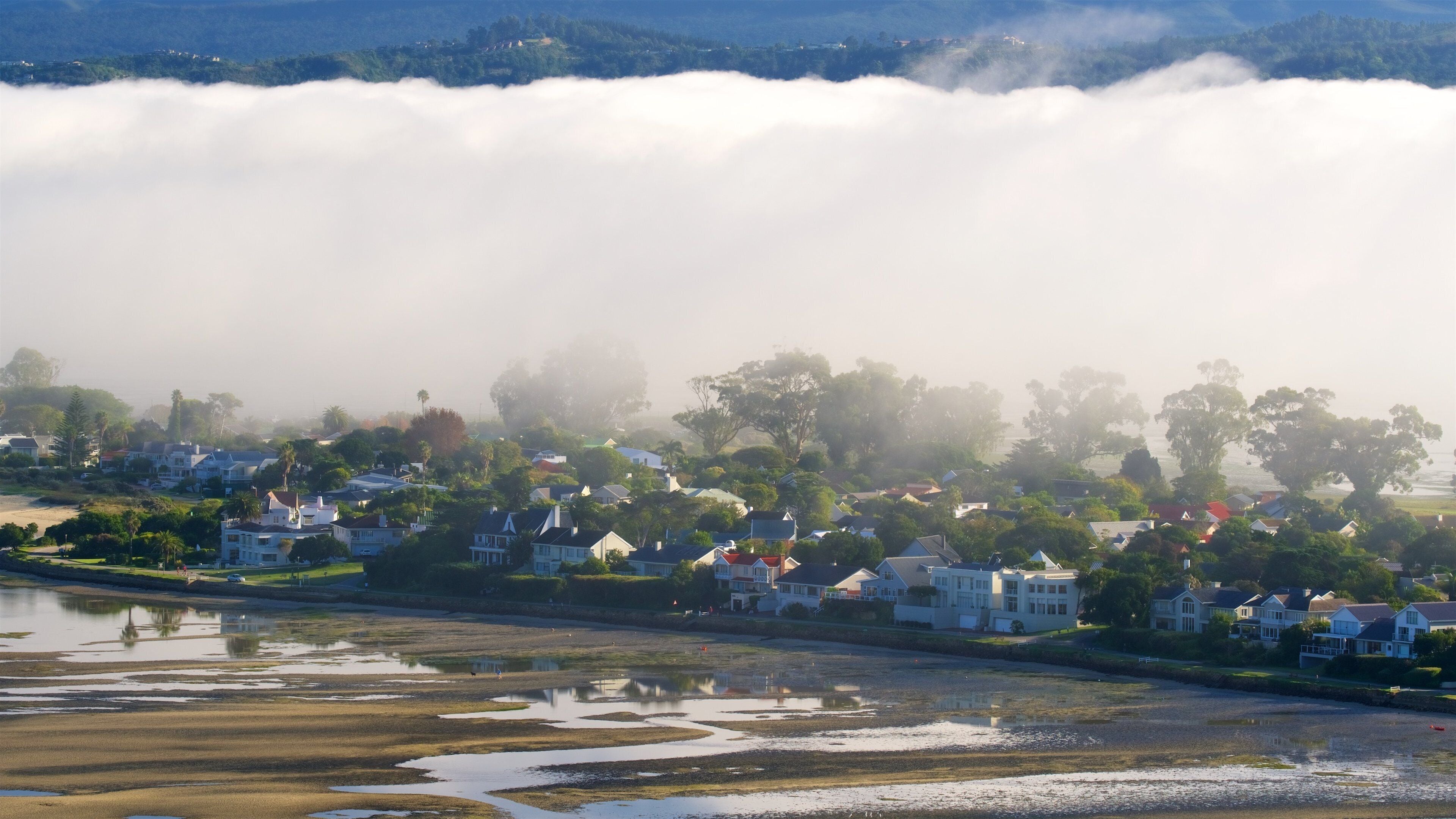 Knysna qui includes plage de sable, brume ou brouillard et vues littorales
