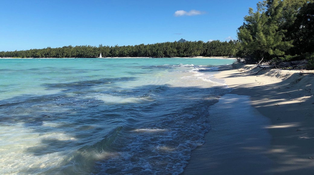 A beautiful little island to visit and stroll along the white sands
