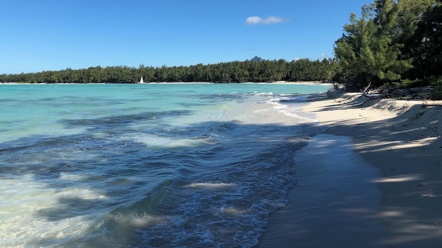 A beautiful little island to visit and stroll along the white sands
