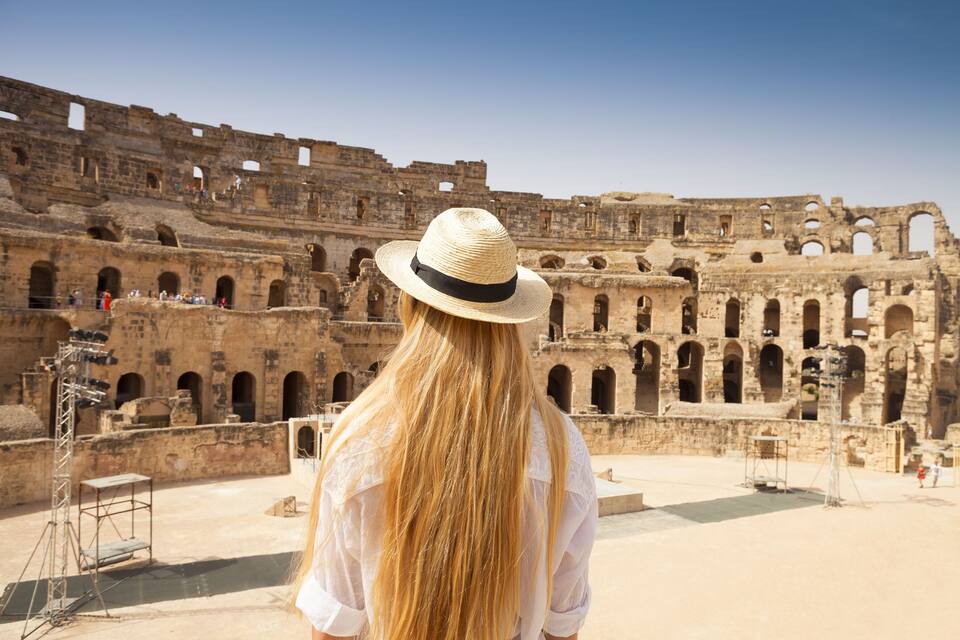 Un anfiteatro antiguo con varios niveles de asientos y un escenario central.