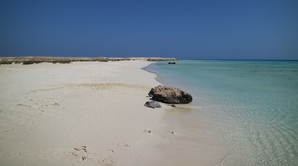 Weißer Strand von Sharm el Luli bei Marsa Alam in Ägypten am Roten Meer