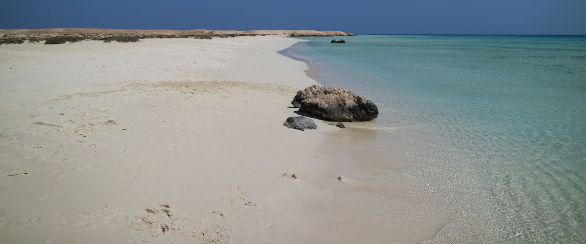 Weißer Strand von Sharm el Luli bei Marsa Alam in Ägypten am Roten Meer