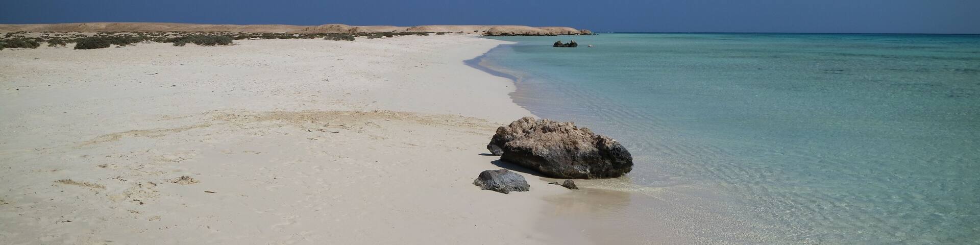 Weißer Strand von Sharm el Luli bei Marsa Alam in Ägypten am Roten Meer