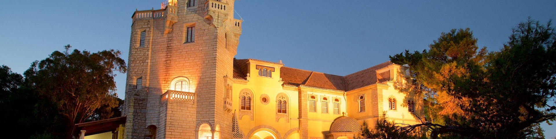 Condes de Castro Guimaraes Museum caracterizando elementos de patrimônio e cenas noturnas