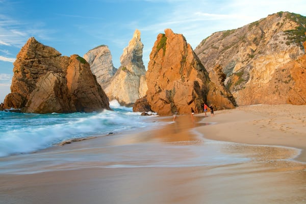 Ursa Beach welches beinhaltet allgemeine Küstenansicht, Sonnenuntergang und Sandstrand