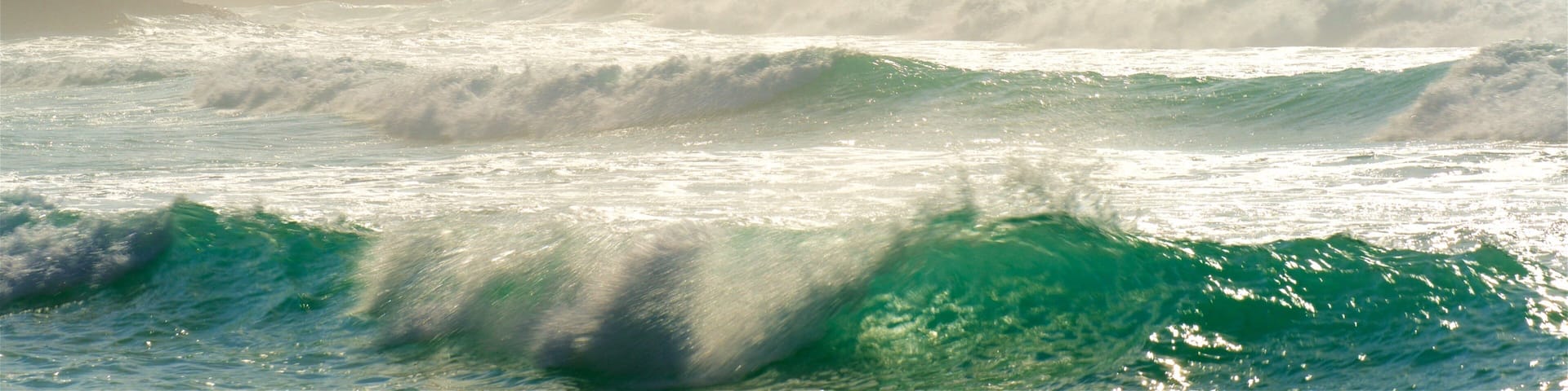 Adraga Beach johon kuuluu yleiset rantanäkymät, karu rannikko ja aallokko