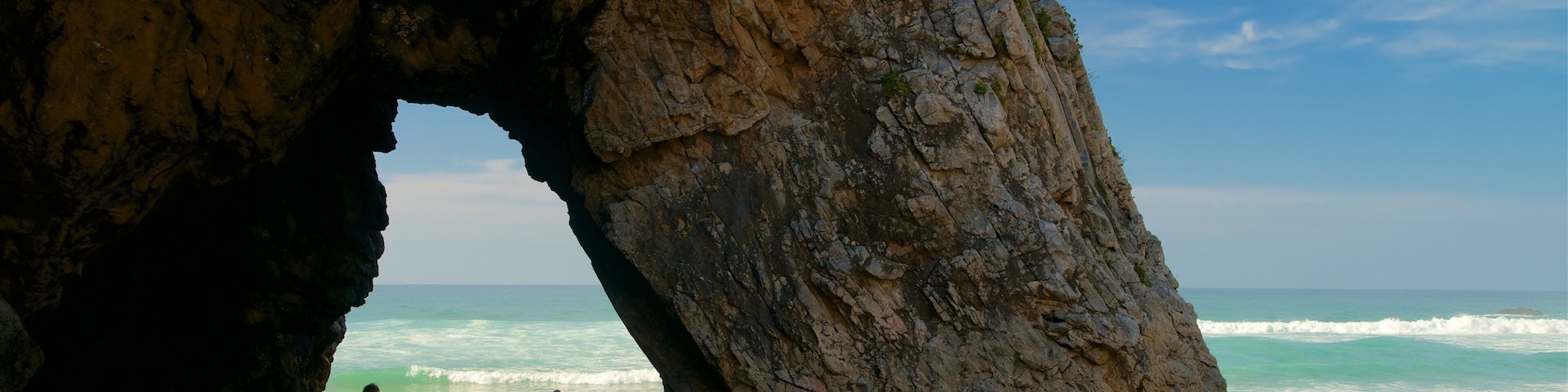 Adraga Beach que incluye vista general a la costa, olas y una playa