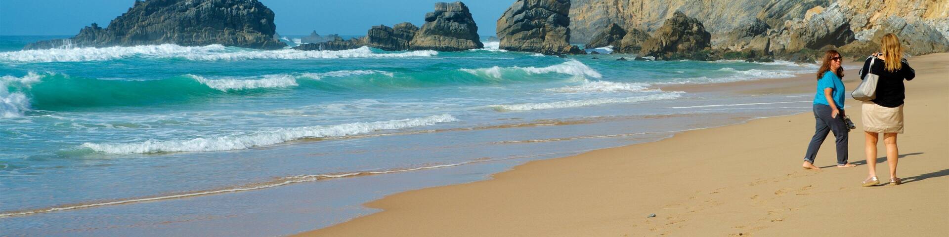 Adraga Beach qui includes vagues, vues littorales et plage