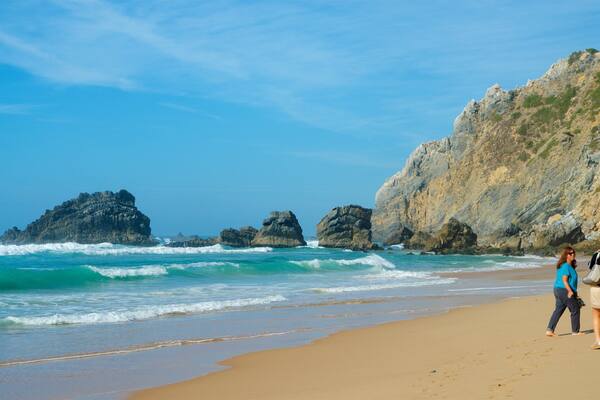 Adraga Beach qui includes vagues, vues littorales et plage