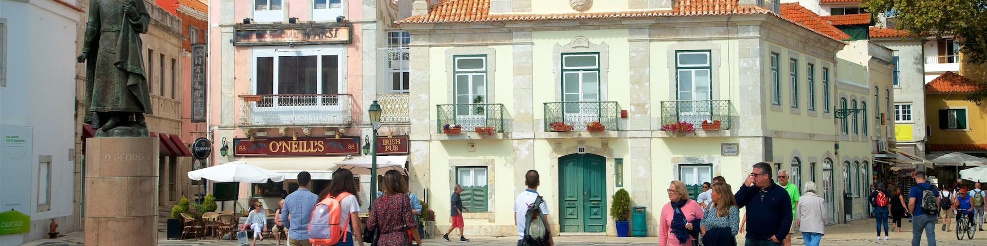 Cascais ofreciendo un parque o plaza y también un pequeño grupo de personas