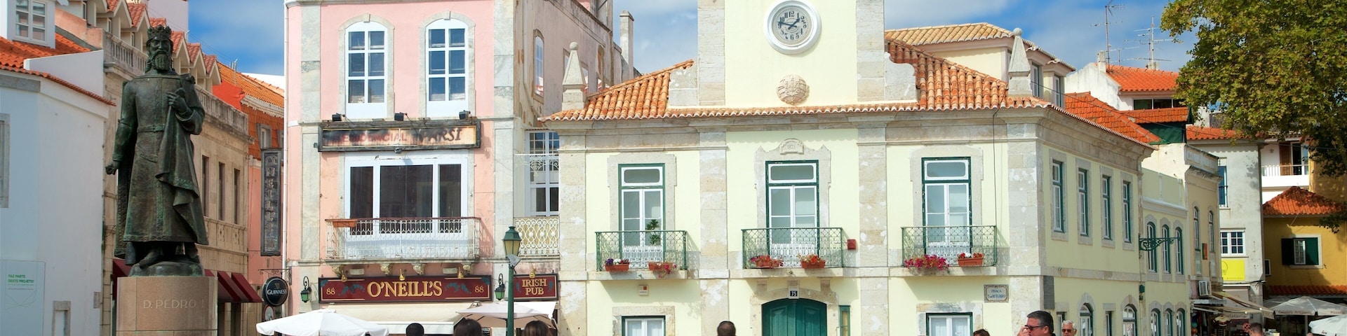 Cascais que incluye una plaza y también un grupo pequeño de personas
