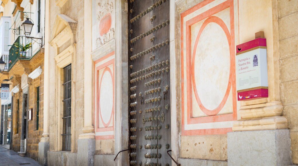 Oratorio de la Santa Cueva featuring heritage elements