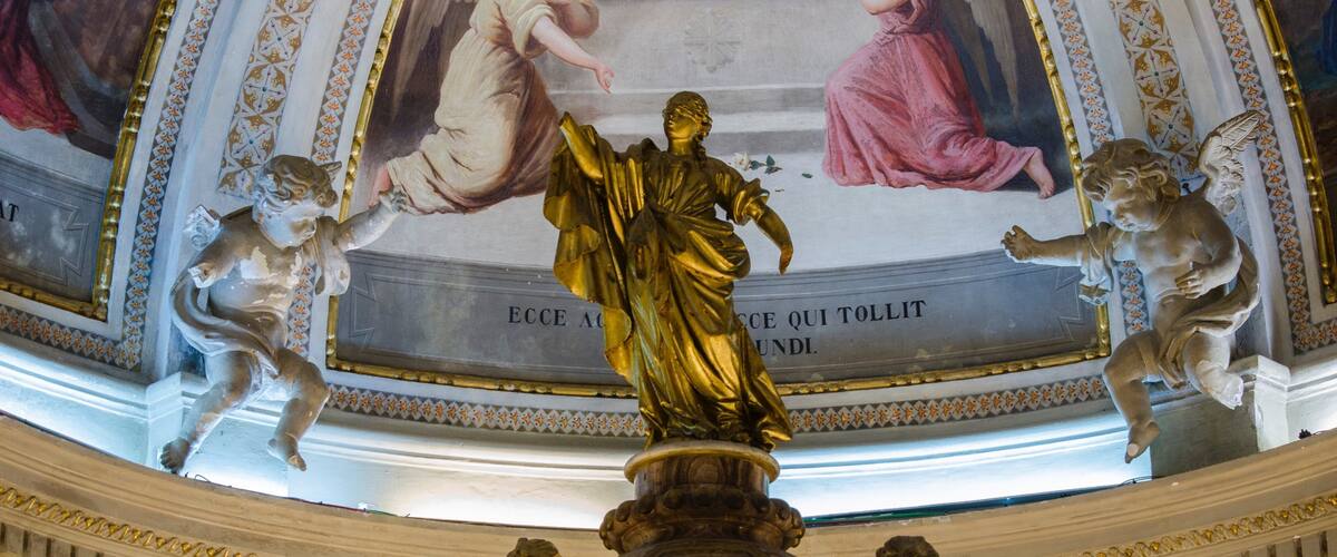 Oratorio de la Santa Cueva featuring interior views, religious aspects and heritage elements