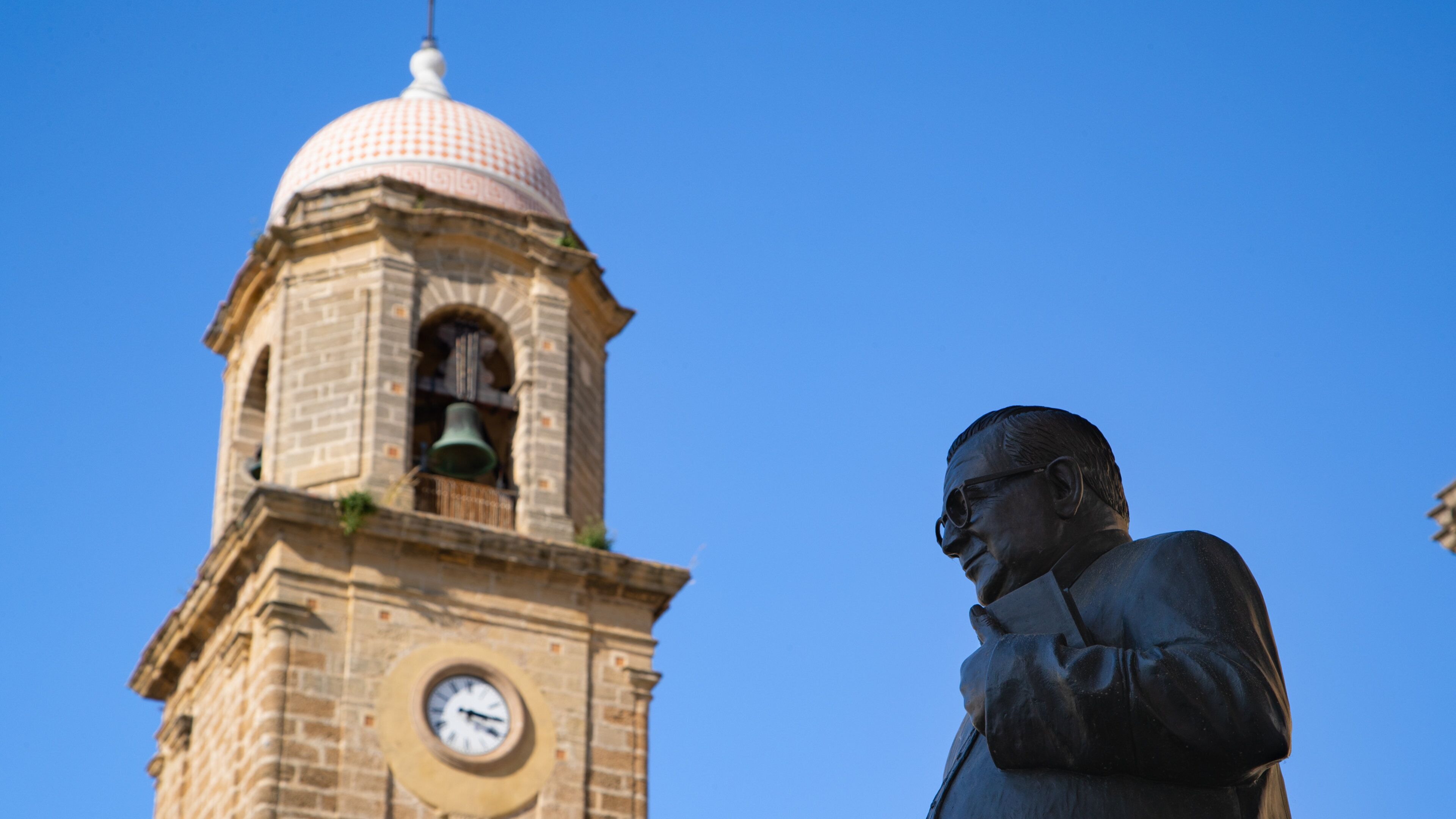 Torre del Reloj featuring a statue or sculpture and heritage elements