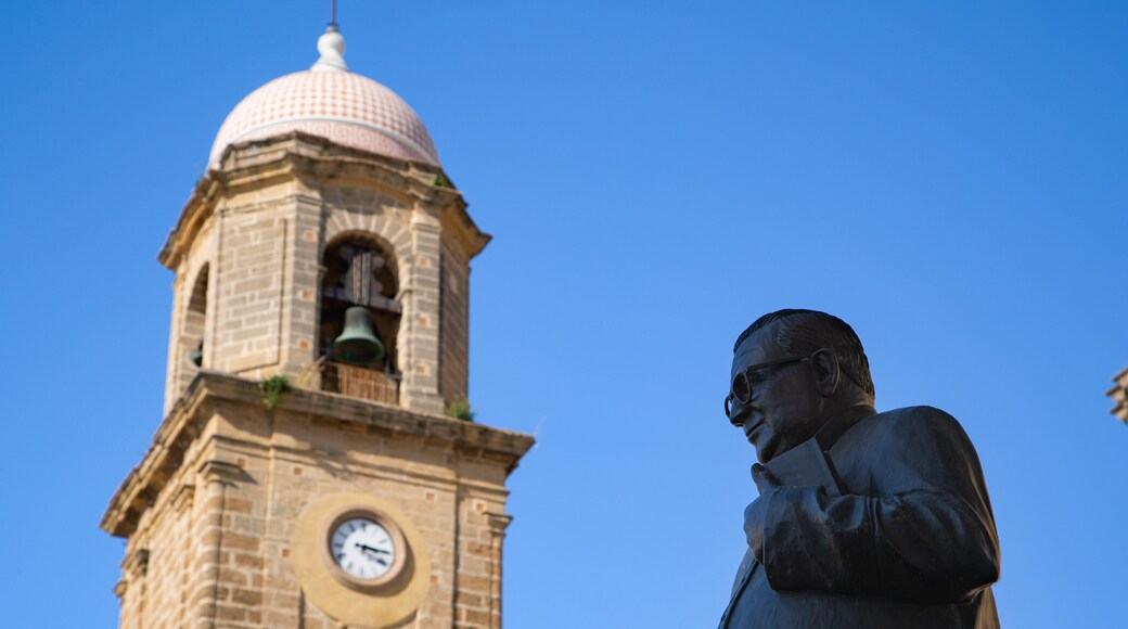 Torre del Reloj featuring a statue or sculpture and heritage elements