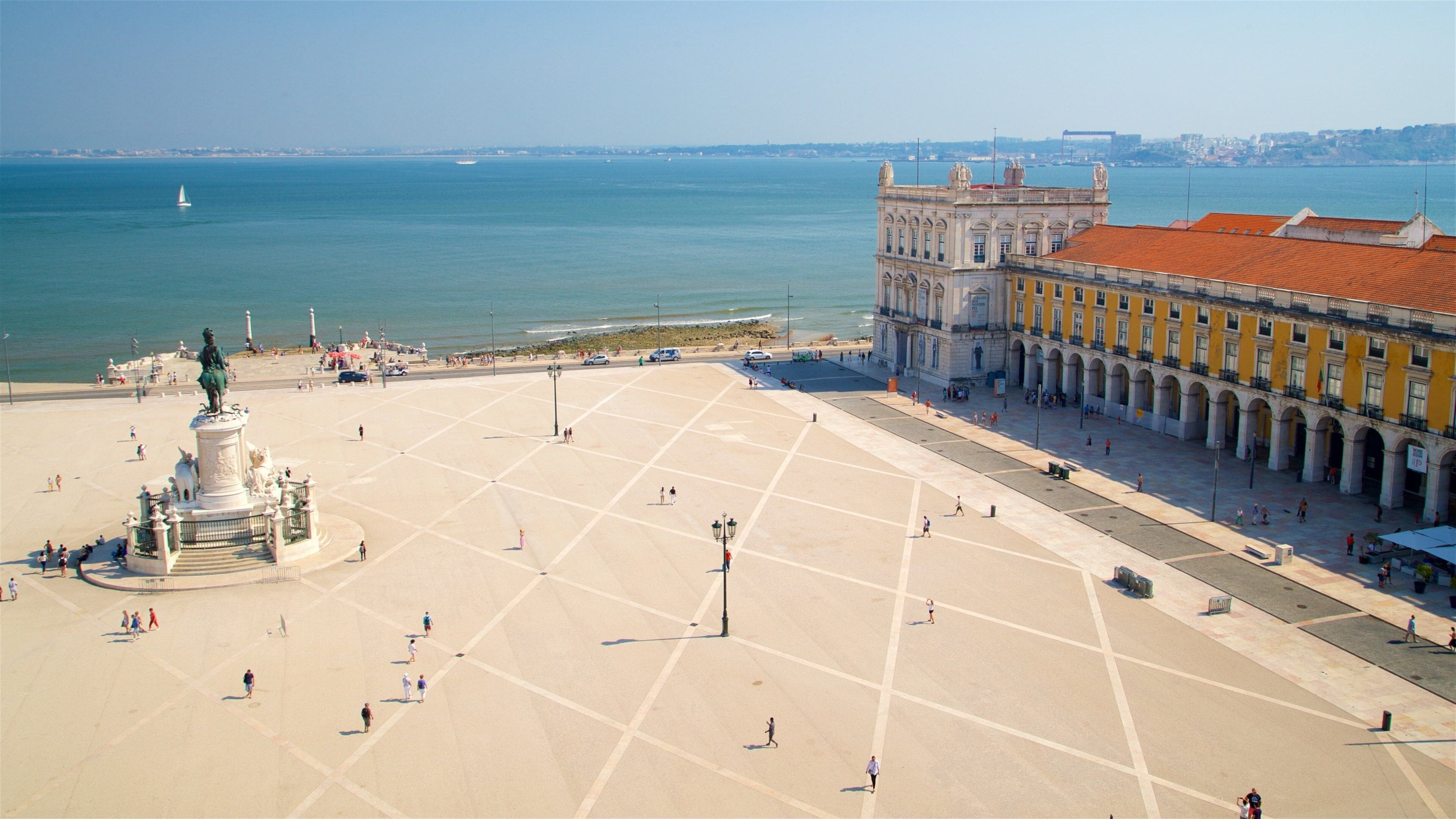 Rua Augusta-buen som omfatter en statue eller en skulptur, udsigt over kystområde og kulturarvsgenstande