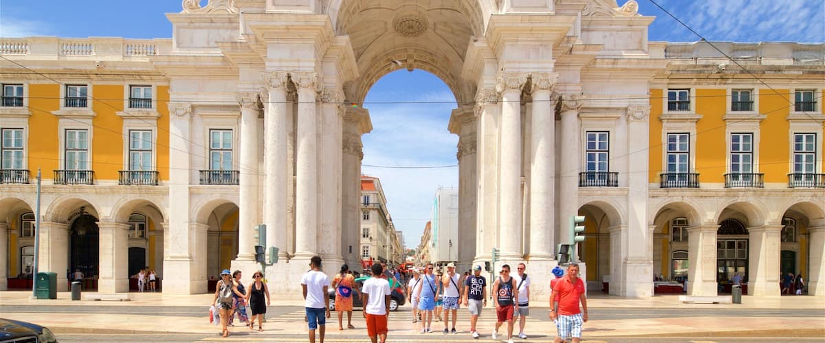 Rua Augustas båge som inkluderar gatuliv och historiska element såväl som en liten grupp av människor