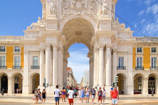 Arco da Rua Augusta das einen Straßenszenen und Geschichtliches sowie kleine Menschengruppe