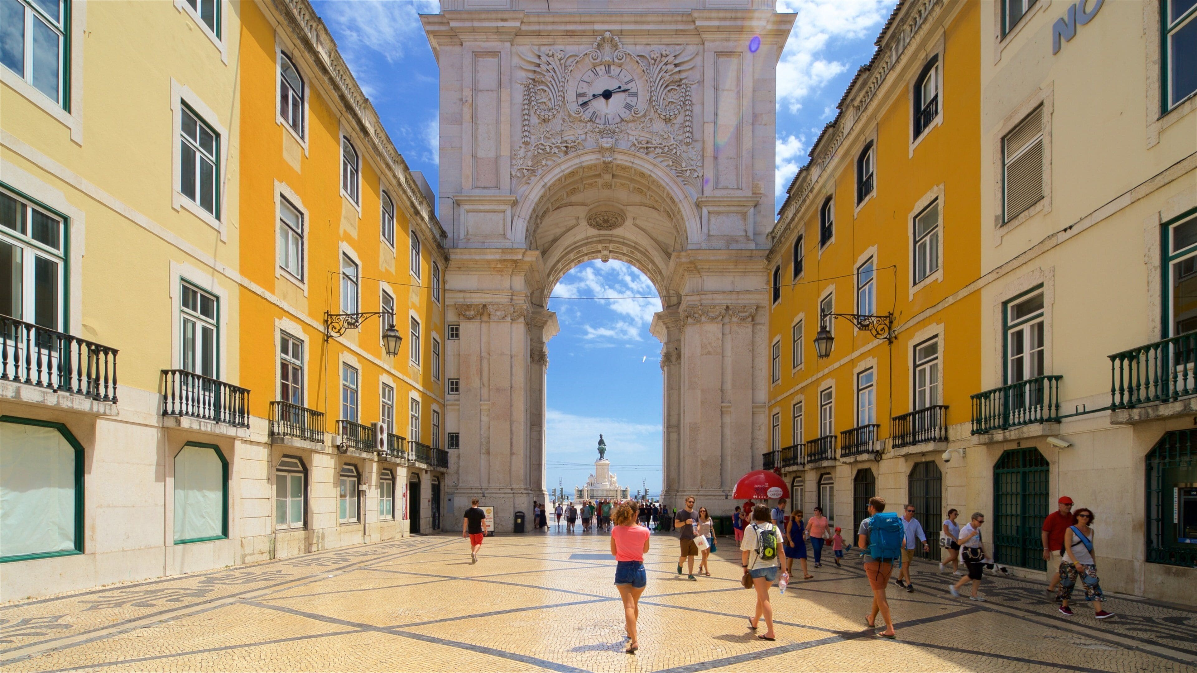 Arco de Rua Augusta que incluye elementos del patrimonio y escenas urbanas y también un gran grupo de personas