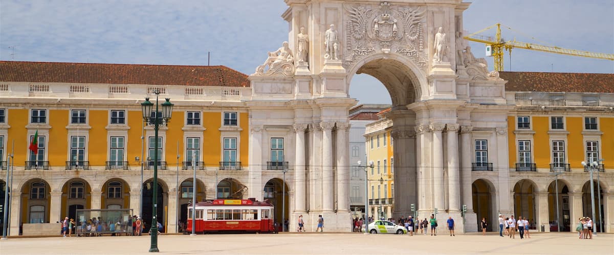 Rua Augusta Arch featuring heritage elements as well as a small group of people