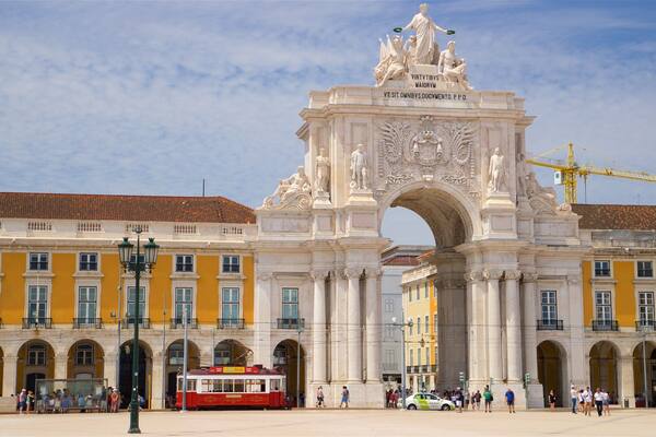 Rua Augusta-buen som viser kulturarvsgenstande såvel som en lille gruppe mennesker