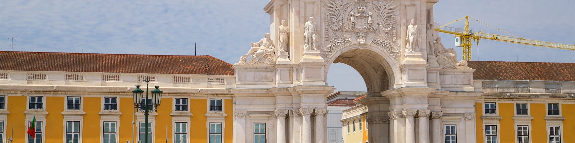 Arco de Rua Augusta mostrando elementos patrimoniales y también un pequeño grupo de personas