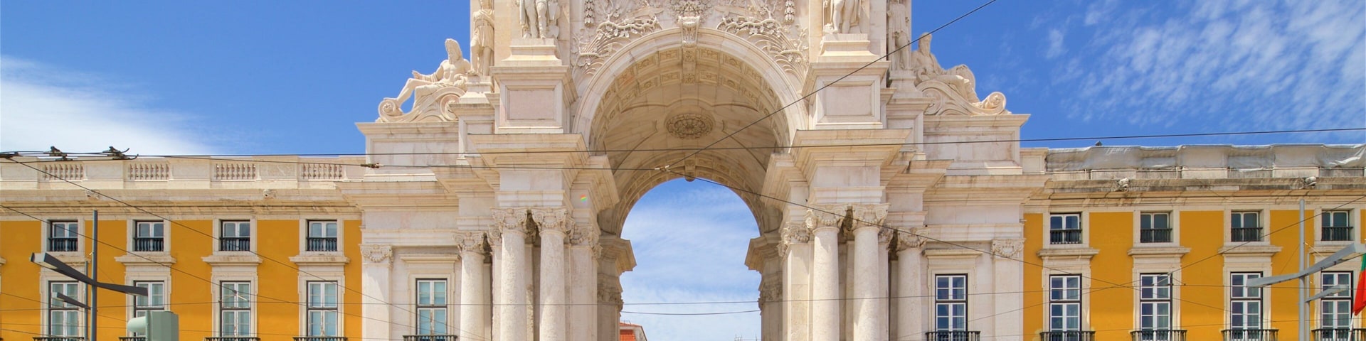 Rua Augusta Arch which includes heritage elements and street scenes as well as a small group of people