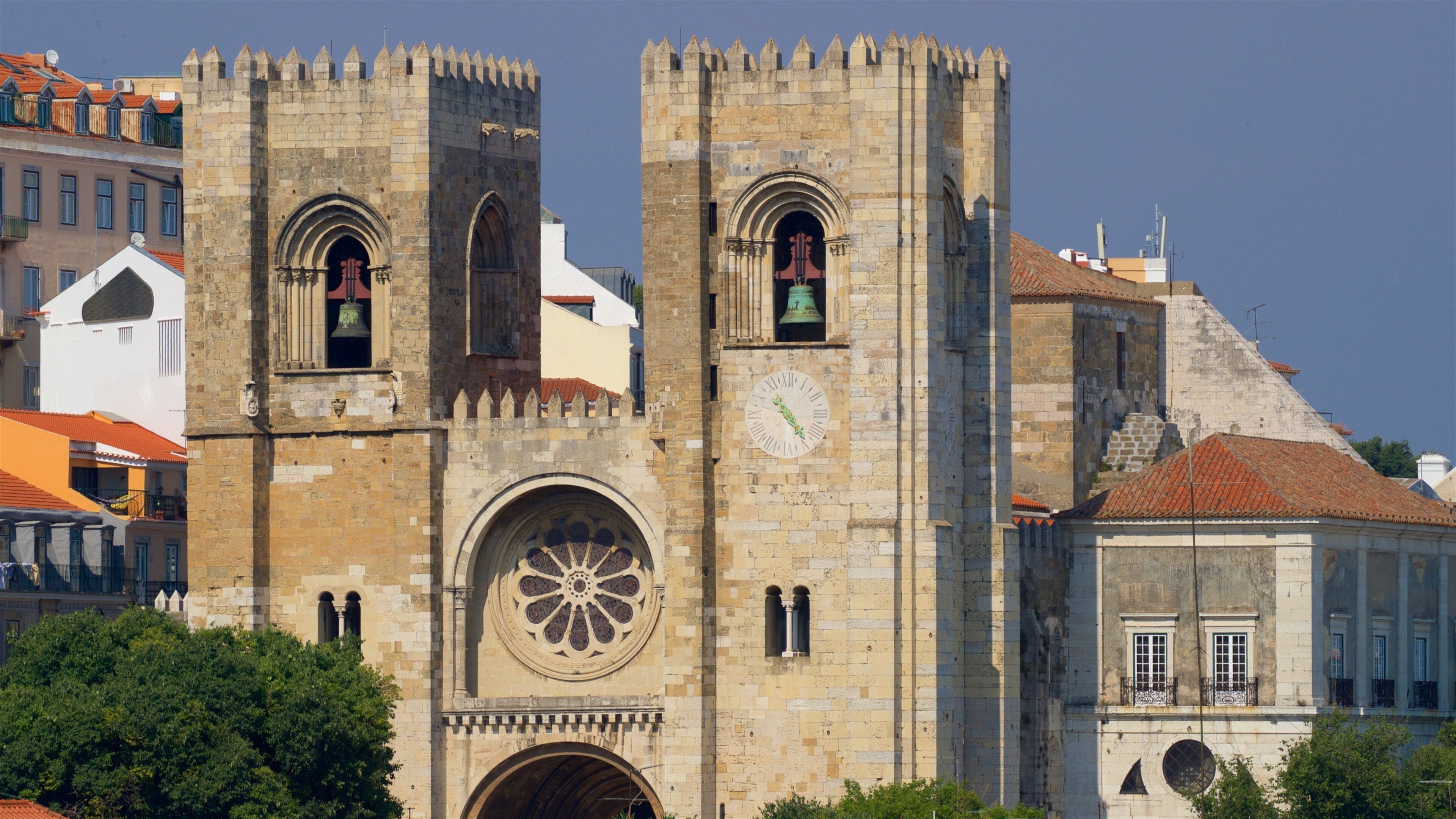 Rua Augusta Arch which includes heritage architecture and a city