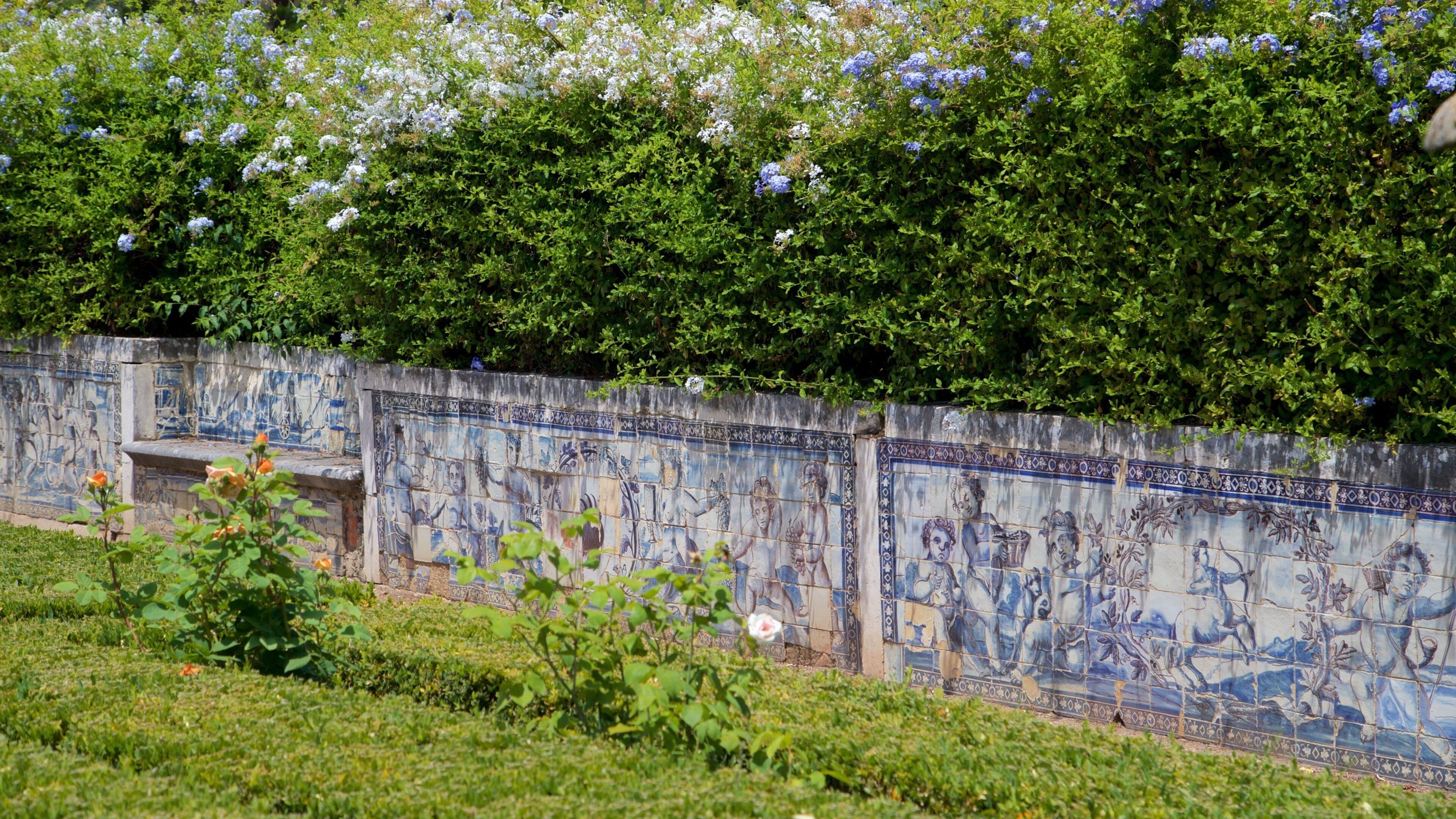 Palácio dos Marqueses de Fronteira mostrando flores silvestres e um jardim