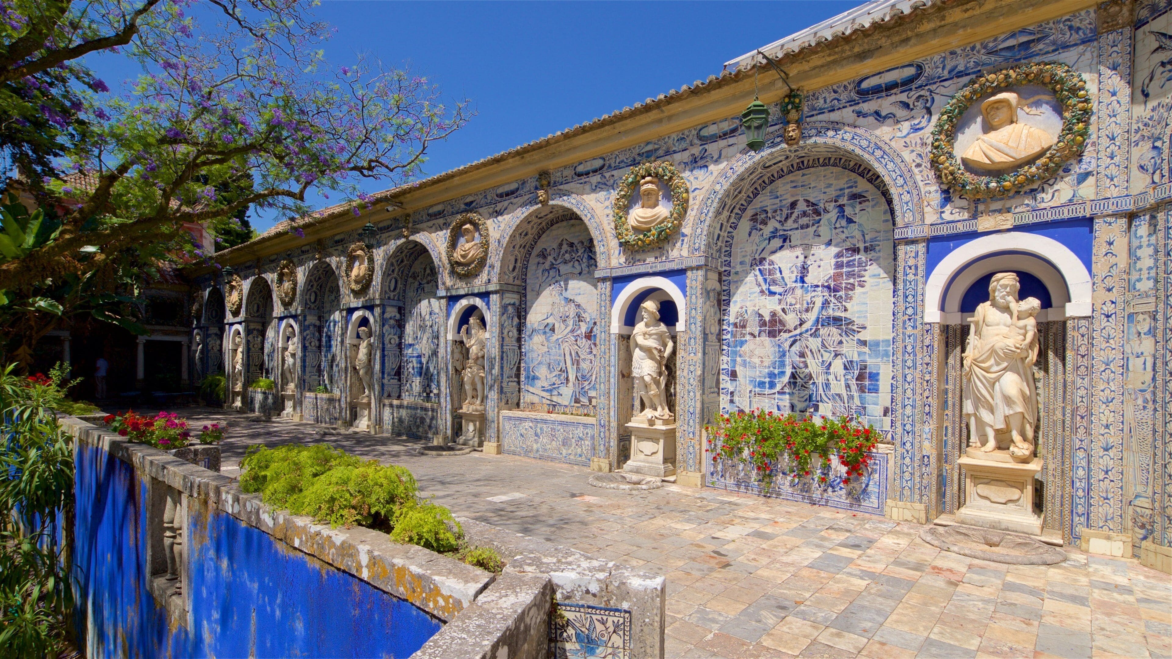 Palace of the Marquises som viser statue eller skulptur, kulturarv og utendørs kunst