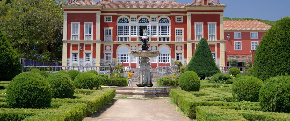 Palace of the Marquises featuring a fountain, heritage elements and a house