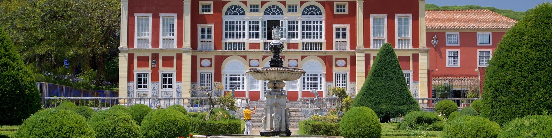 Palácio dos Marqueses de Fronteira caracterizando um jardim, uma casa e uma fonte