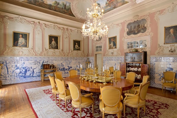 Palais des marquis montrant patrimoine historique, vues intérieures et art