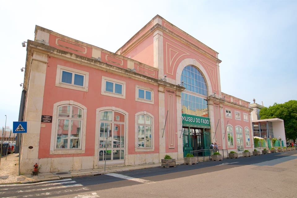 Ein pinkfarbenes Gebäude mit grüner Fassade und der Beschriftung "Museu do Fado".
