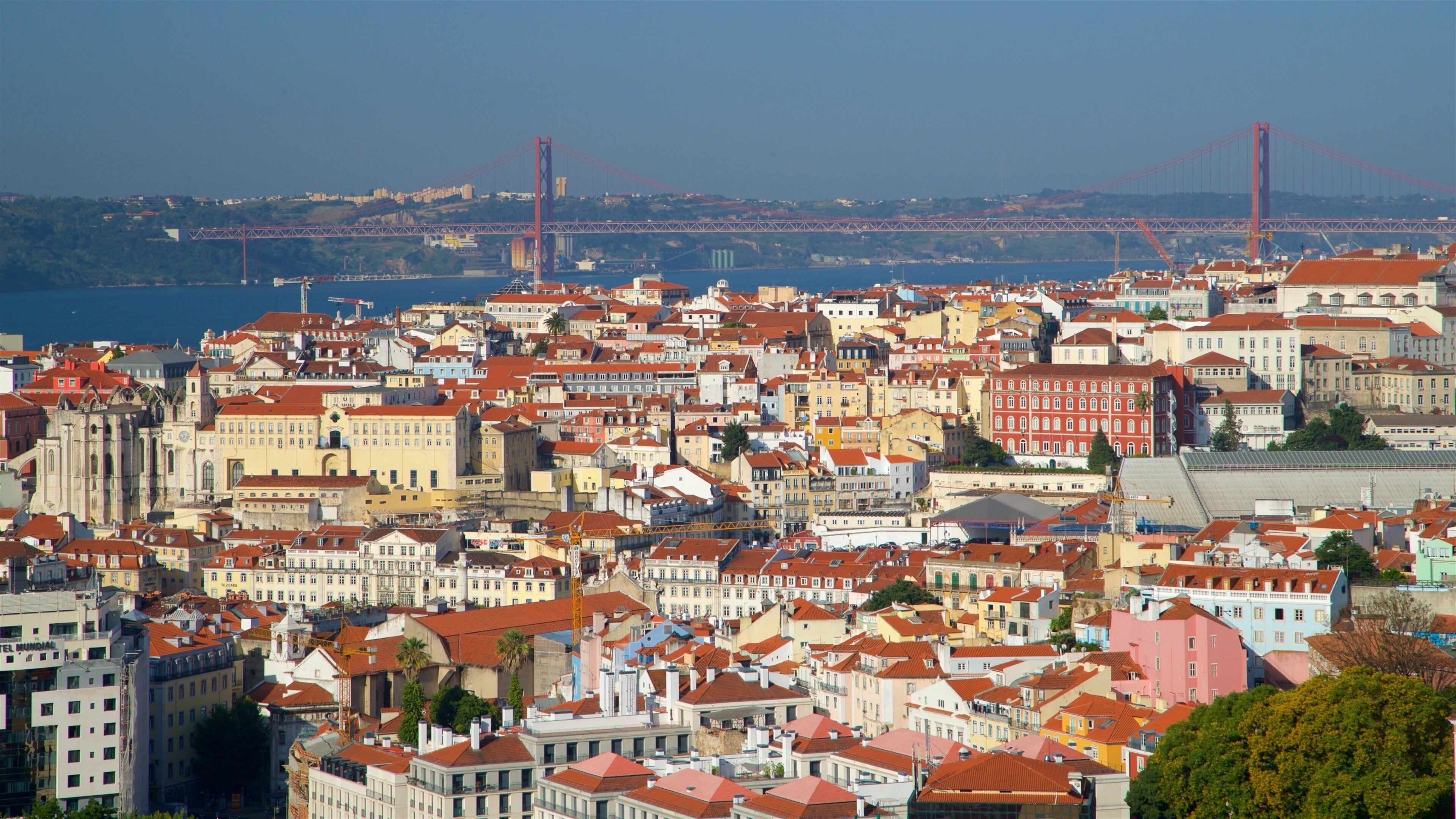 Mirador Senhora do Monte que incluye un puente, una ciudad y un río o arroyo