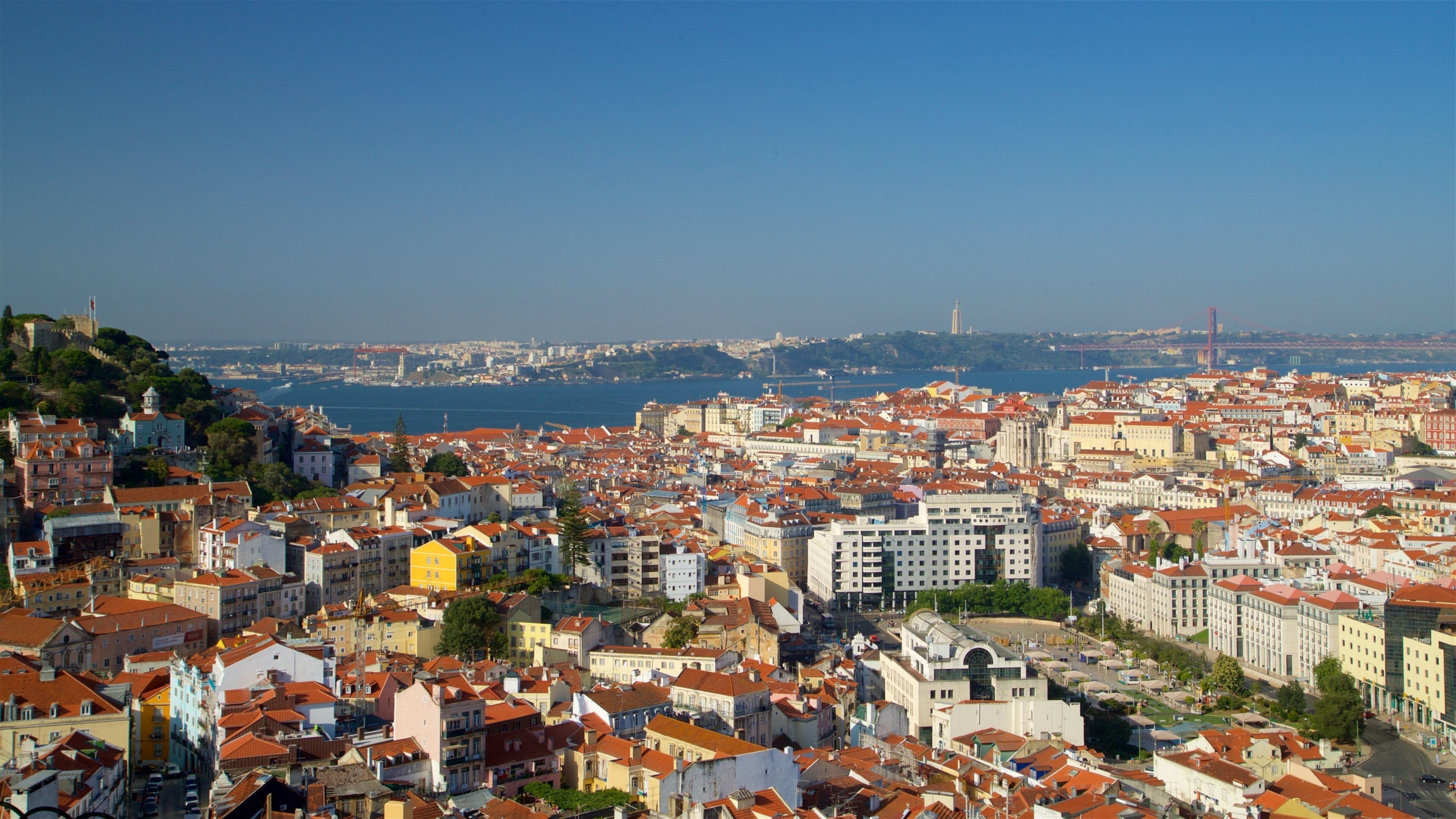 Mirador Senhora do Monte ofreciendo una ciudad y vistas de paisajes