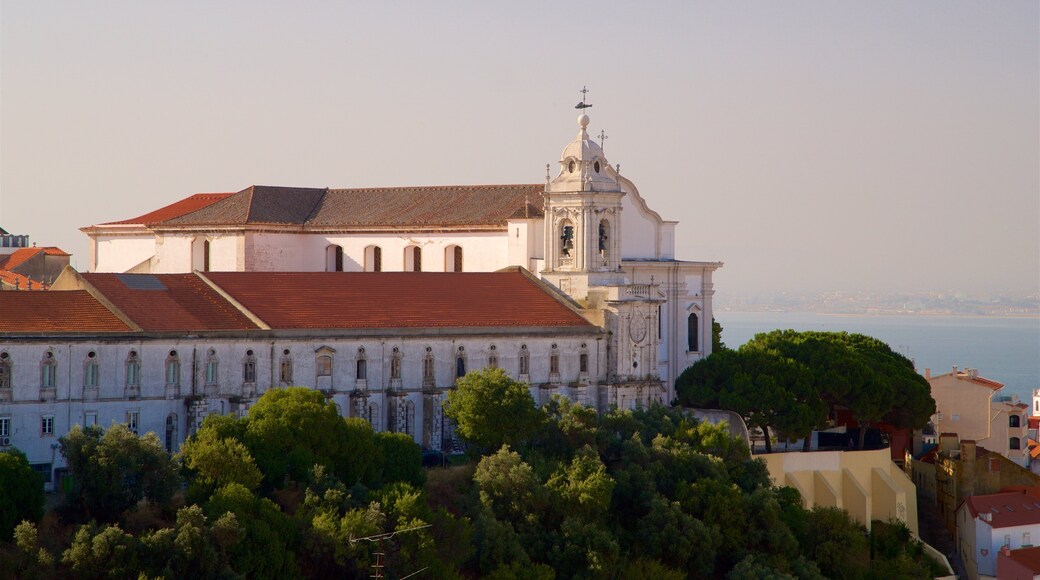 Aussichtspunkt Senhora Do Monte mit einem historische Architektur, Sonnenuntergang und Küstenort